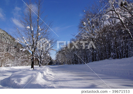 2018. Winter Serging Road Snowscape 39671553