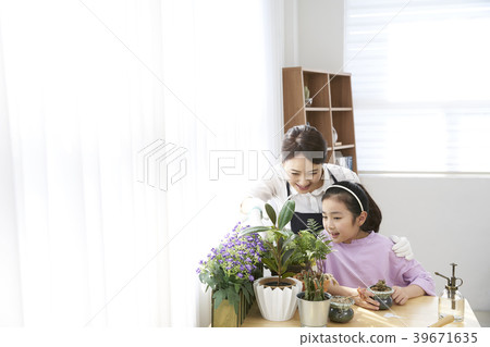 Happy mother and daughter 39671635