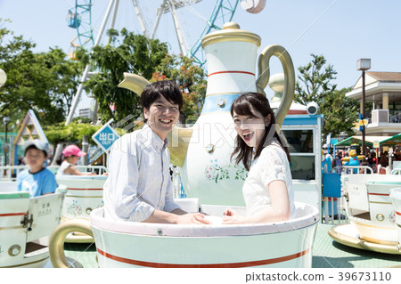A couple playing in an amusement park 39673110