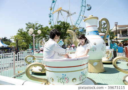 一對夫婦在遊樂園裡玩 39673115