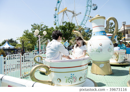 一對夫婦在遊樂園裡玩 一對夫婦在遊樂園裡玩 39673116