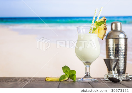 Cold pina colada cocktail Cold pina colada cocktail 39673121