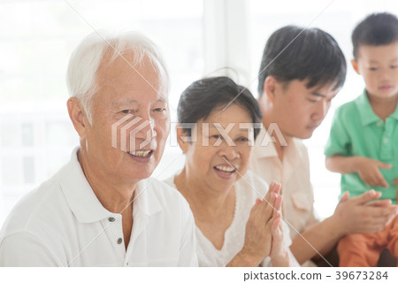 Happy Asian family clapping hands at home 39673284