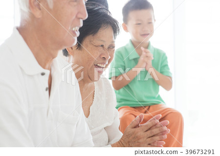 Happy Asian family clapping hands 39673291