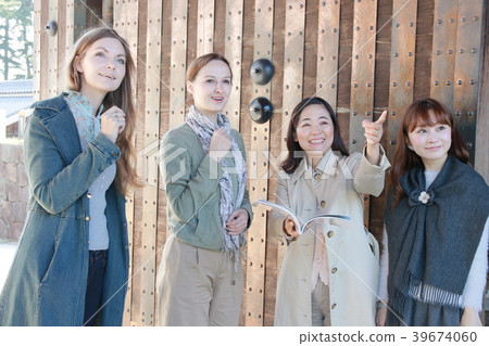 Japanese explaining Japanese castle to foreigners Japanese explaining Japanese castle to foreigners 39674060