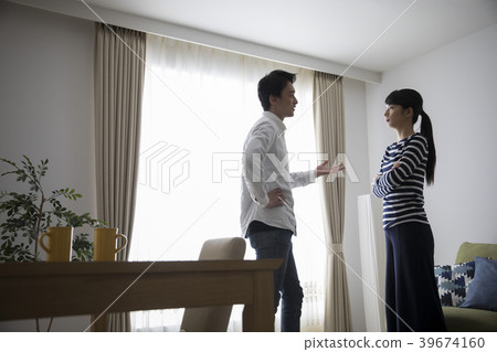 Couple fight 39674160