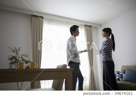 Couple fight 39674161