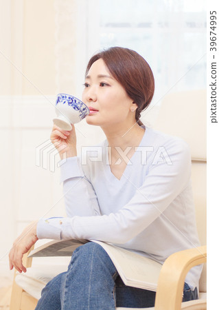 主婦坐椅子 39674995