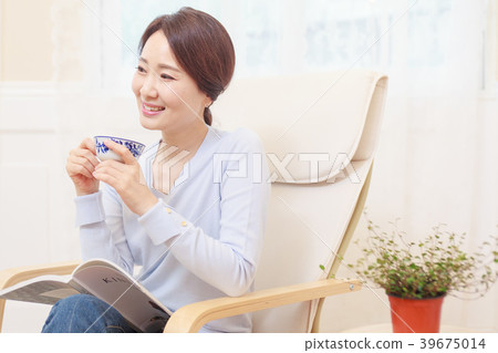 A housewife sitting on a chair A housewife sitting on a chair 39675014