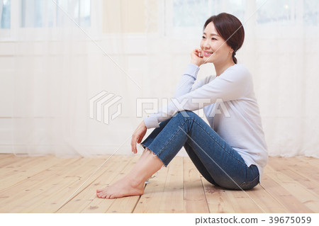 Housewife sitting on the floor Housewife sitting on the floor 39675059