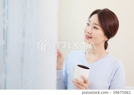 站立在窗口的主婦 站立在窗口的主婦 39675062