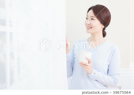 站立在窗口的主婦 站立在窗口的主婦 39675064