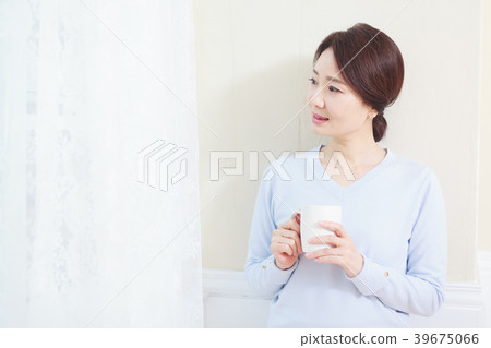 站立在窗口的主婦 站立在窗口的主婦 39675066