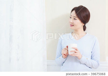 站立在窗口的主婦 站立在窗口的主婦 39675068