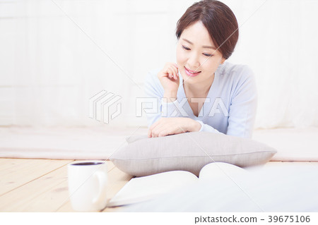 Housewife on the floor Housewife on the floor 39675106