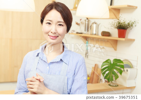 站立在廚房裡的主婦 39675351