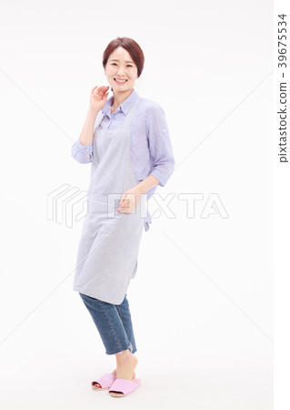 站立在白色背景的主婦 站立在白色背景的主婦 39675534