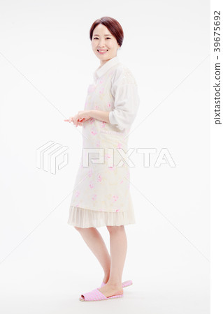 站立在白色背景的主婦 39675692