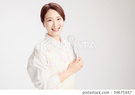 站立在白色背景的主婦 站立在白色背景的主婦 39675887