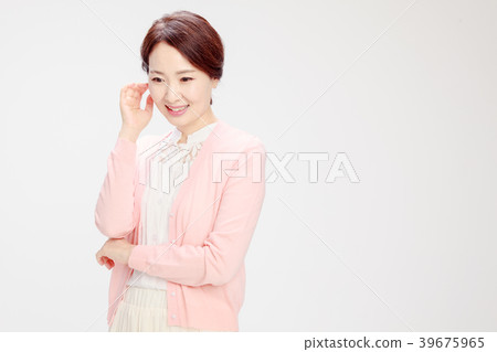 站立在白色背景的主婦 39675965