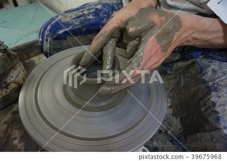 making throwing pottery 39675968