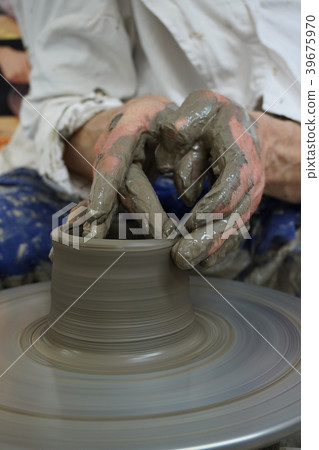 making throwing pottery making throwing pottery 39675970