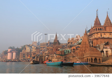 恒河的風景在印度瓦臘納西 恒河的風景在印度瓦臘納西 39677648