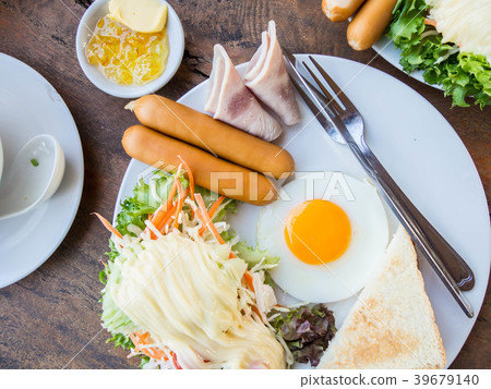 American breakfast with sunny side up eggs,ham, ba American breakfast with sunny side up eggs,ham, ba 39679140