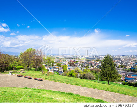 新鮮的綠色山丘和住宅區 新鮮的綠色山丘和住宅區 39679337