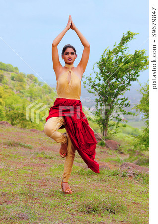Young woman in Indian dress giving pose Young woman in Indian dress giving pose 39679847