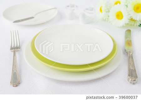 Porcelain plates, silverware and wildflowers 39680037