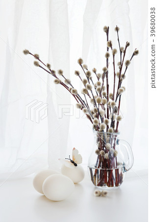 Willow branches and Easter eggs 39680038