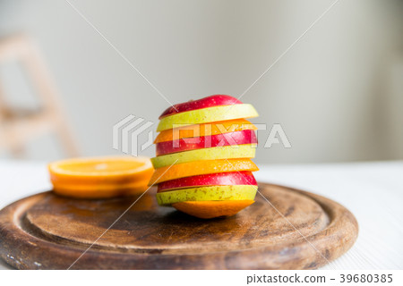 Mixed slices of orange, red and green apple 39680385