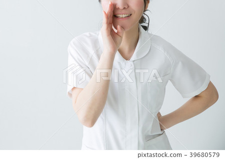 一件白色外套的一名婦女告訴某事 一件白色外套的一名婦女告訴某事 39680579