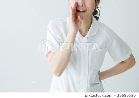 一件白色外套的一名婦女告訴某事 一件白色外套的一名婦女告訴某事 39680580