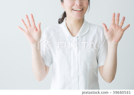 白大衣的驚訝的女人 白大衣的驚訝的女人 39680581