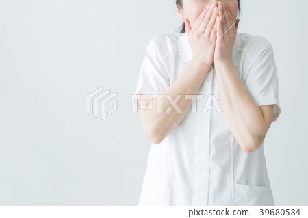 白大衣的驚訝的女人 白大衣的驚訝的女人 39680584