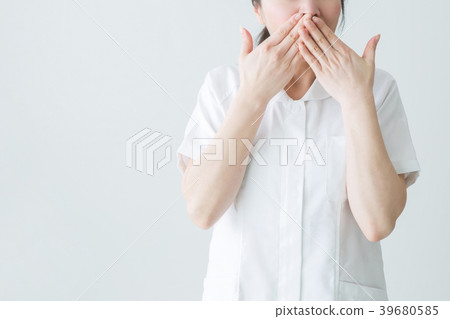 白大衣的驚訝的女人 白大衣的驚訝的女人 39680585