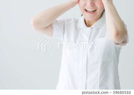 白色外套爆炸的婦女 白色外套爆炸的婦女 39680588