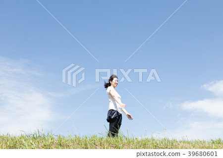 A woman who jogs A woman who jogs 39680601