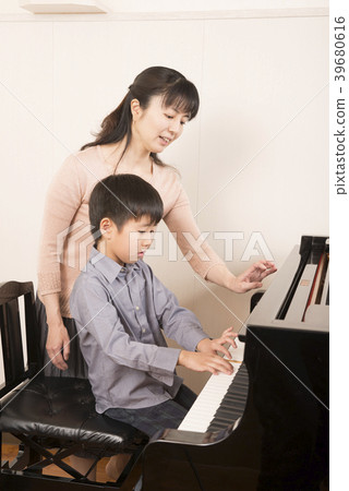 Piano teacher and students 39680616