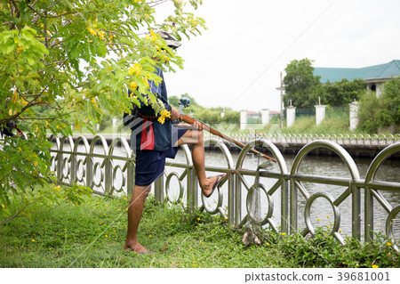 Man preparing speargun for Spearfishing 39681001