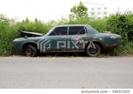 Old borken and rusty car on the road 39681003