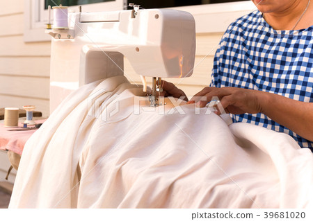 Woman's sewing linen cotton with sewing machine Woman's sewing linen cotton with sewing machine 39681020