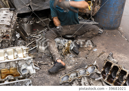 Labor working on engine spare parts Labor working on engine spare parts 39681021