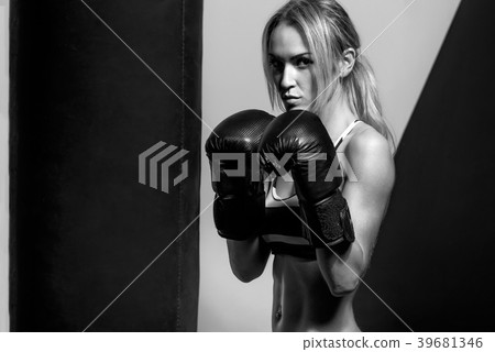 young boxer woman 39681346