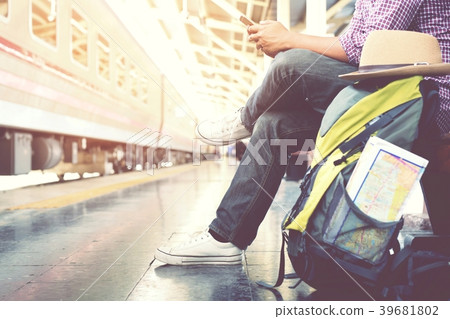 Young man traveler with Wearing sunglasses 39681802