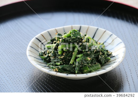 Spinach marinated in sesame paste  39684292