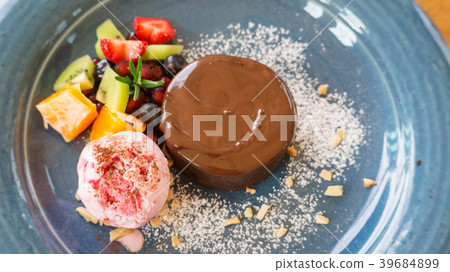 Chocolate cake lava and strawberry ice cream Chocolate cake lava and strawberry ice cream 39684899