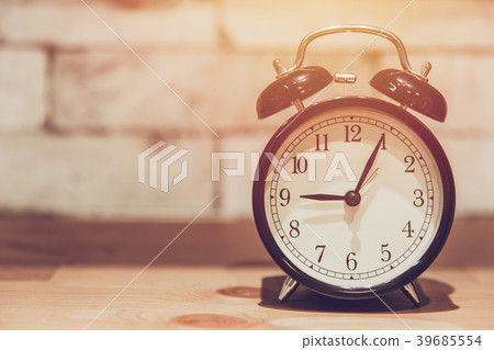 Vintage alarm clock decoration on wooden table Vintage alarm clock decoration on wooden table 39685554